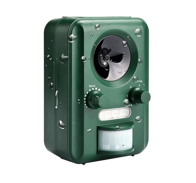 Venkovní ultrazvukový odpuzovač kun, psů, koček, netopýrů a ptáků.